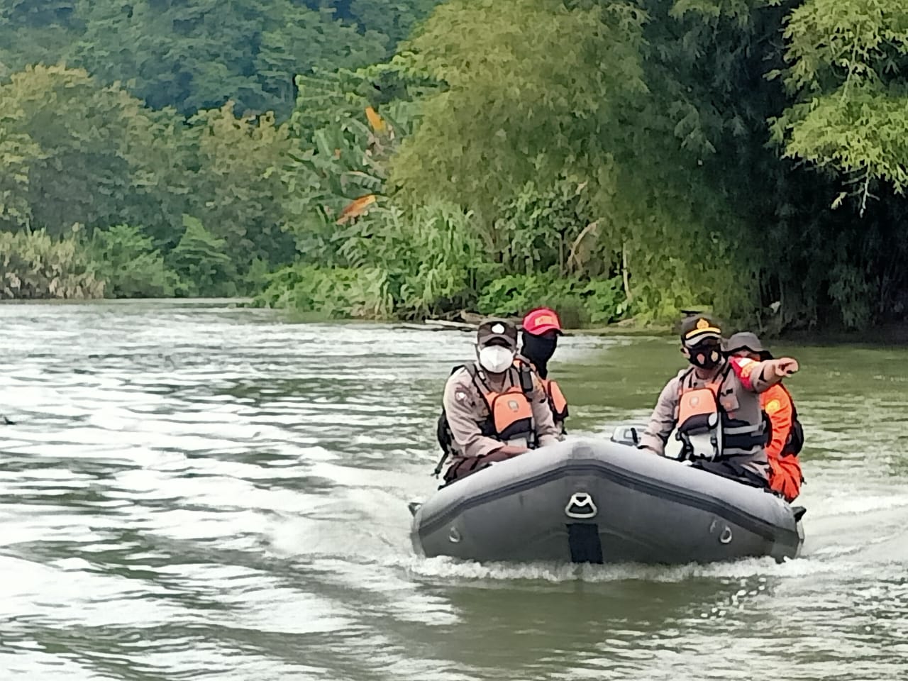 operasi-pencarian-korban-hanyut-di-sungai-bolo-boloa-kelurahan-sisipan-kecamatan-batui.jpg