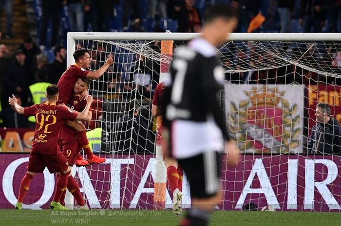 para-pemain-as-roma-merayakan-gol-yang-dicetak-oleh-edin-dzeko.jpg