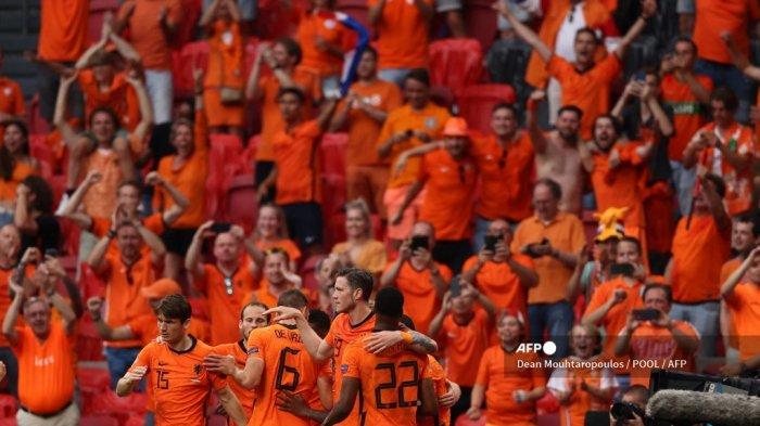 para-pemain-belanda-merayakan-gol-pembuka-mereka-yang-dicetak-oleh-penyerang-belanda-memphis-depay.jpg