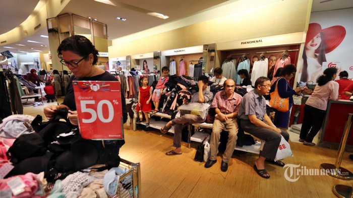 para-suami-menunggu-istrinya-yang-berbelanja-di-toko-matahari-mall-taman-anggrek.jpg