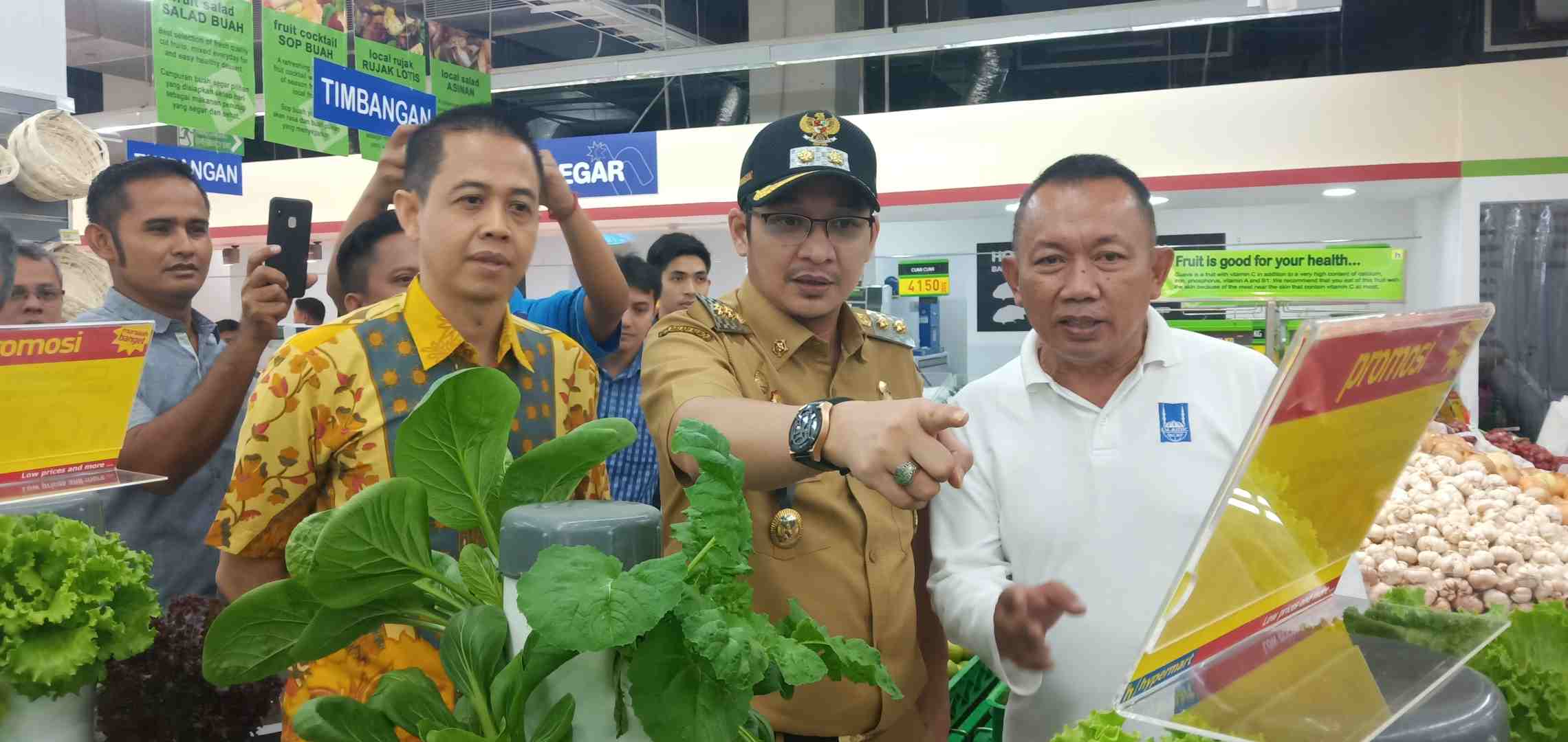 pasha-ungu-meresmikan-relaunch-toko-retail-modern-hypermart.jpg