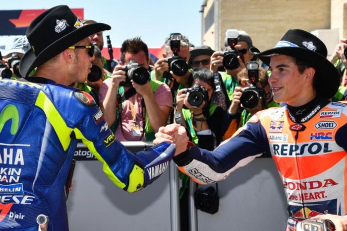 pebalap-movistar-yamaha-valentino-rossi-kiri-berjabat-tangan-dengan-marc-marquez-repsol-honda.jpg