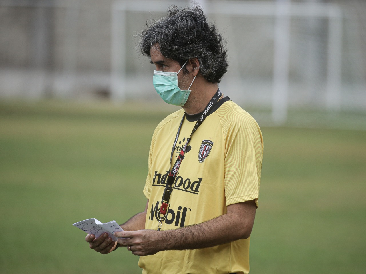 pelatih-bali-united-stefano-cugurra-teco-saat-menggelar-latihan-selasa-192020.jpg