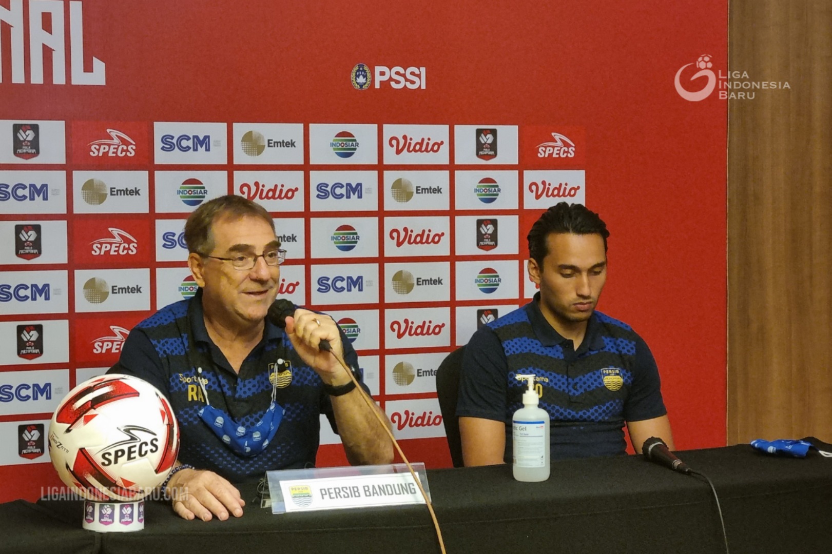 pelatih-persib-bandung-robert-rene-alberts-dan-pemainnya-ezra-walian.jpg