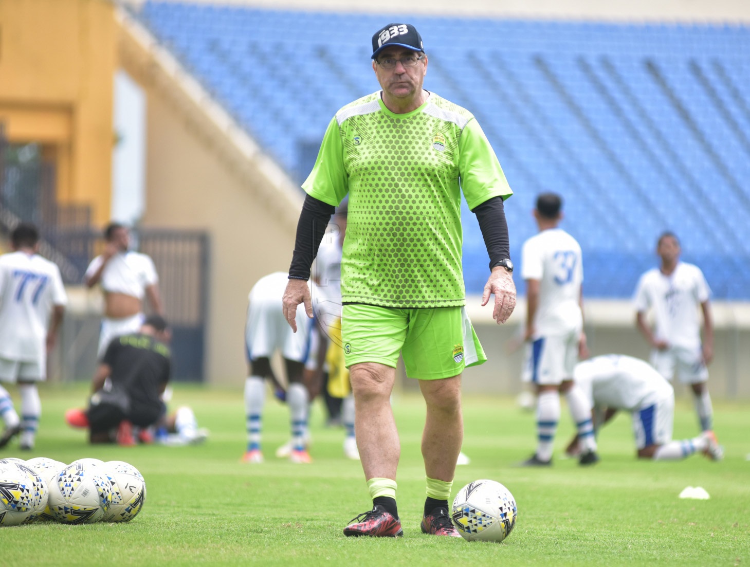 pelatih-persib-bandung-robert-rene-alberts-memimpin-sesi-latihan-sabtu-862019.jpg