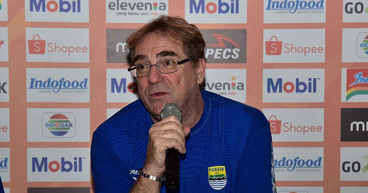 pelatih-persib-robert-rene-albertsa-a.jpg