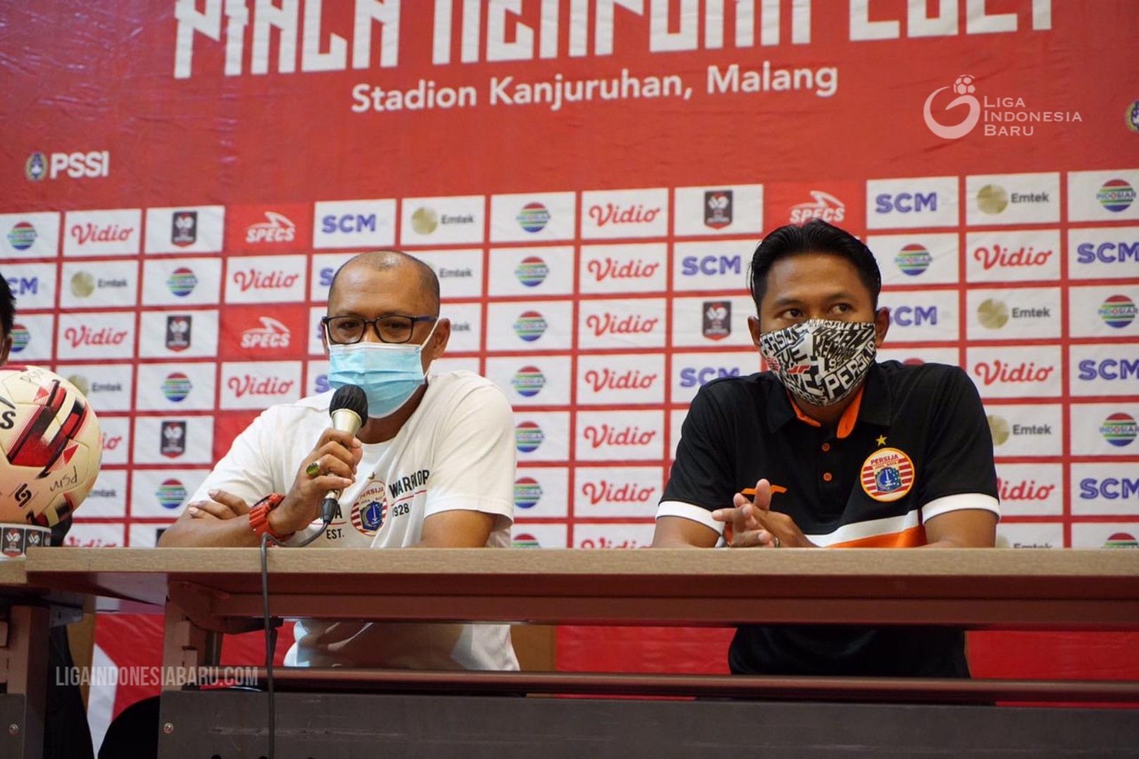 pelatih-persija-sudirman-dan-tony-sucipto-dalam-konferensi-pers-selasa-3032021.jpg