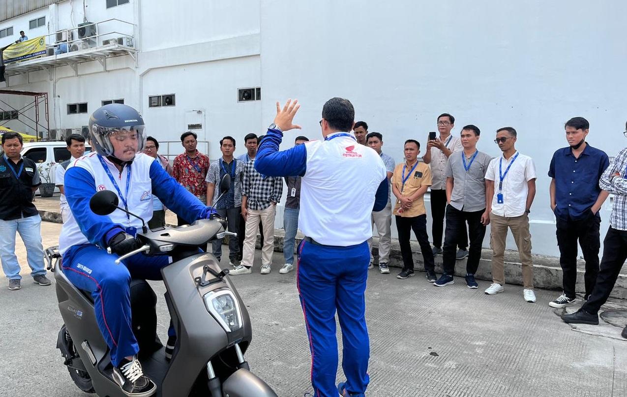 pelatihan-dari-instruktur-safety-riding-Honda.jpg