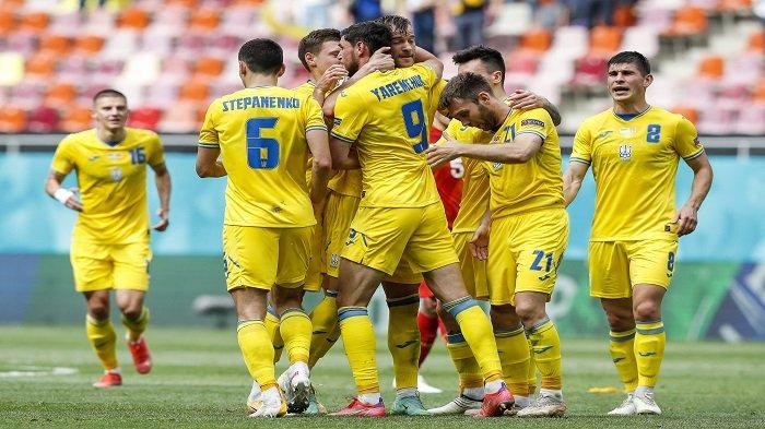 pemain-depan-ukraina-roman-yaremchuk-merayakan-dengan-pemain-depan-ukraina-andriy-yarmolenko.jpg