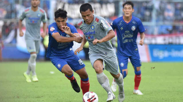 pemain-persib-bandung-dedi-kusnandar-tengah-saat-laga-melawan-arema-fc.jpg