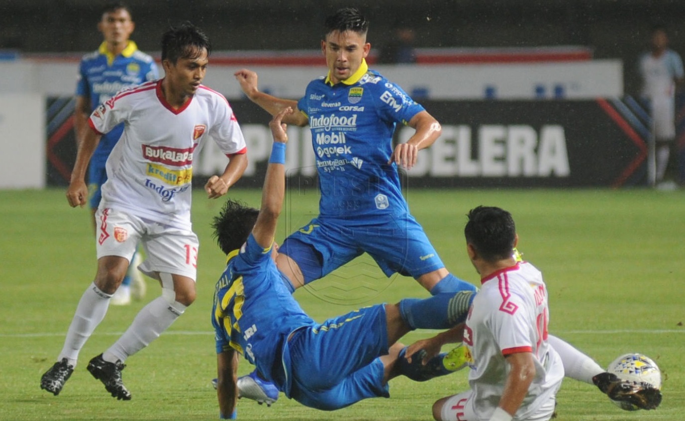 pemain-persib-kim-jeffrey-kurniawan-saat-mengahadapi-badak-lampung-fc-senin-16122019.jpg