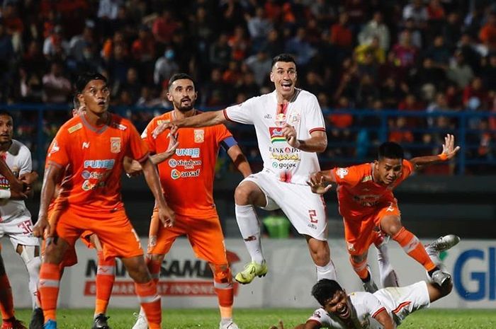 pemain-persija-jakarta-dan-borneo-fc-bersaing-mendapatkan-bola.jpg