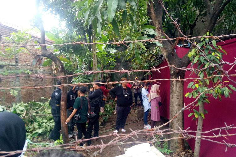 pembongkaran-makam-lina-untuk-dilakukan-otopsi.jpg