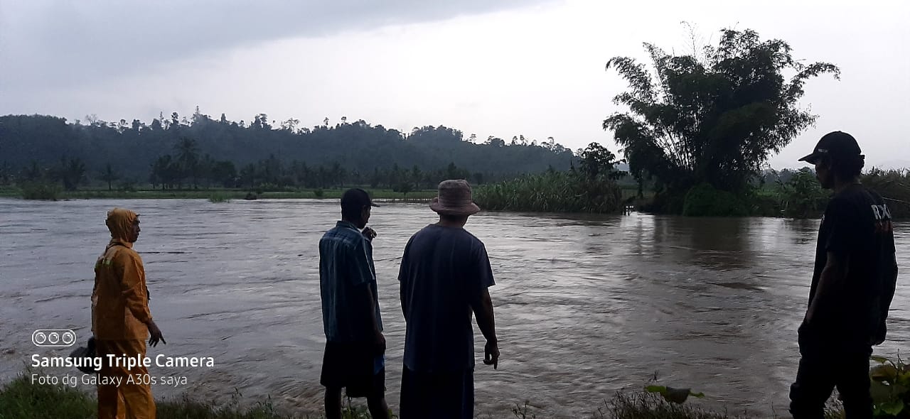 pencarian-korban-hanyut-di-sungai-desa-sukamaju-1-kecamatan-batui-selatan.jpg