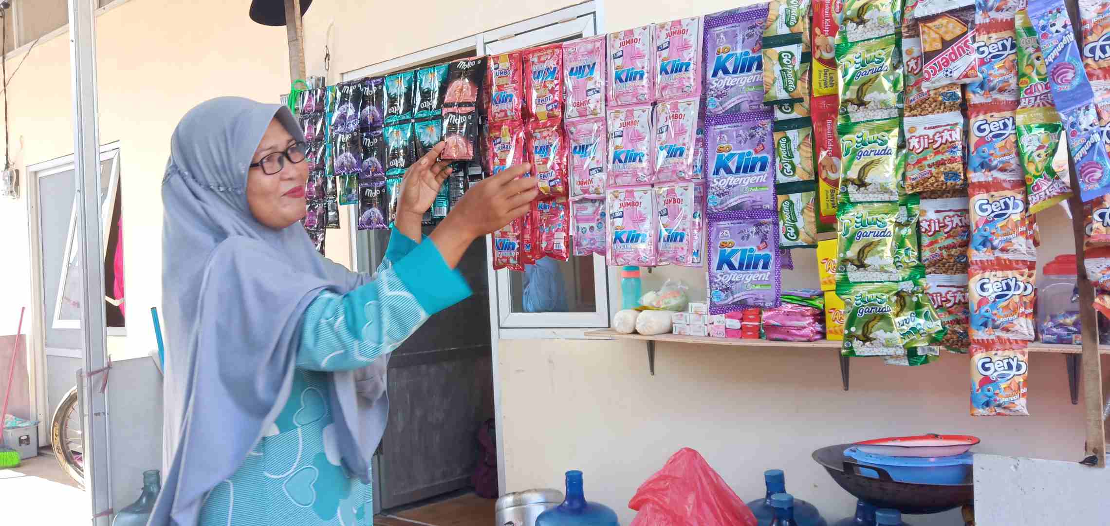 penerima-bantuan-dana-stimulan-usaha-siti-mutmainah-memperlihatkan.jpg