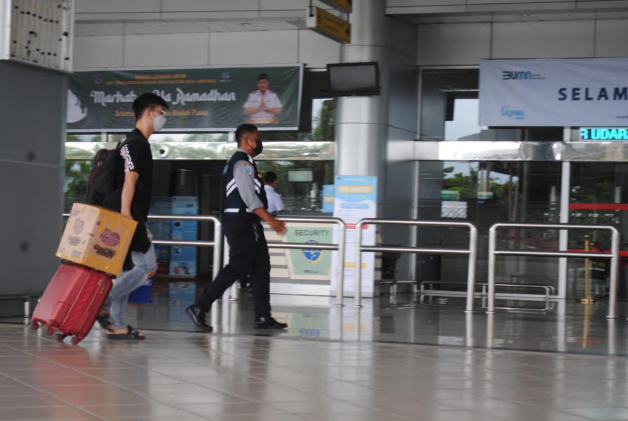 penumpang-bandara-palu.jpg