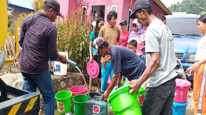 penyaluran-air-bersih-kepada-warga-terdampak-banjir-bandang-di-desa-bulapapu.jpg