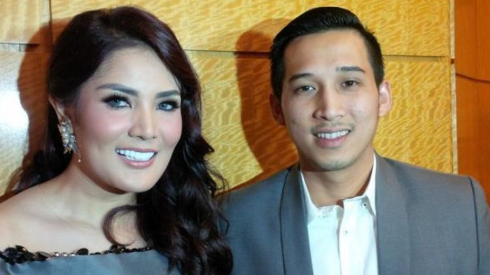 penyanyi-nindy-ayunda-bersama-suaminya-askara-parasady-harsono.jpg