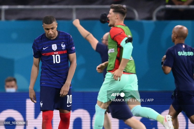 penyerang-prancis-kylian-mbappe-kiri-bereaksi-setelah-gagal-mengeksekusi-penalti.jpg