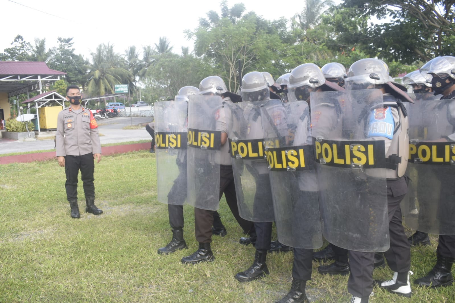 personel-kepolisian-resor-polres-sigi-menggelar-latihan-pengen.jpg
