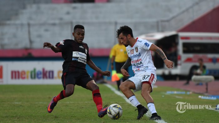 pesepak-bola-bali-united-stefano-lilipaly-kanan.jpg