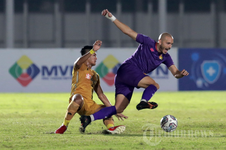 pesepak-bola-bhayangkara-fc-berebut-bola-dengan-pesepak-bola-persik-kediri-jersey-ungu.jpg