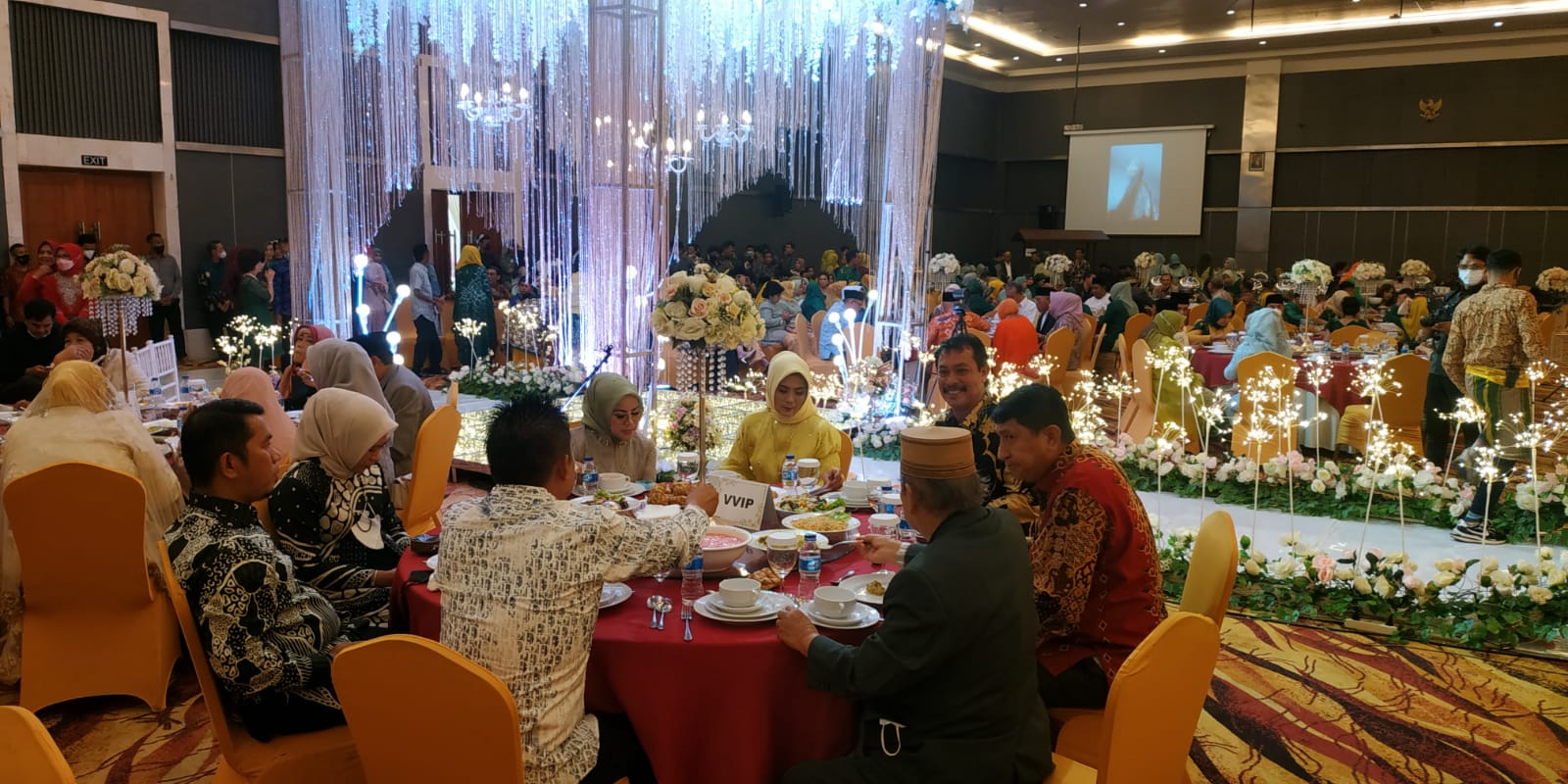 FOTO: Sultan-Ayustina Dipayungi dan Disambut Penari di Gedung Akad Nikah - pesta-nikah-pangan-sultan-beybar-danz-ayustina.jpg