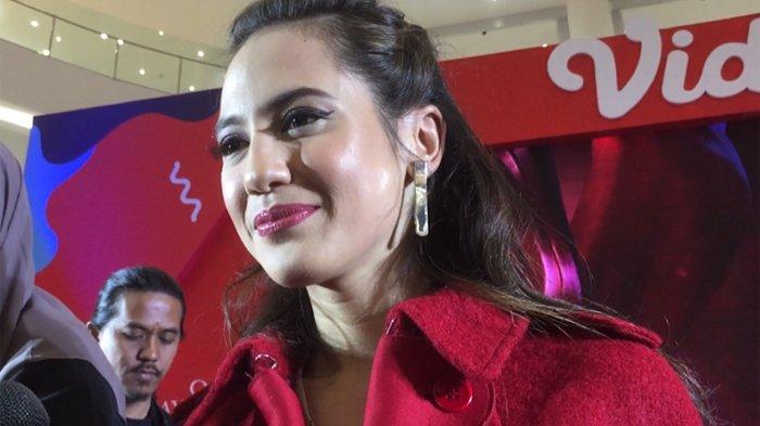 Viral Video Pemandu Wisata Kebun Binatang Mirip Pevita Pearce, Sang Artis Beri Respon Unik