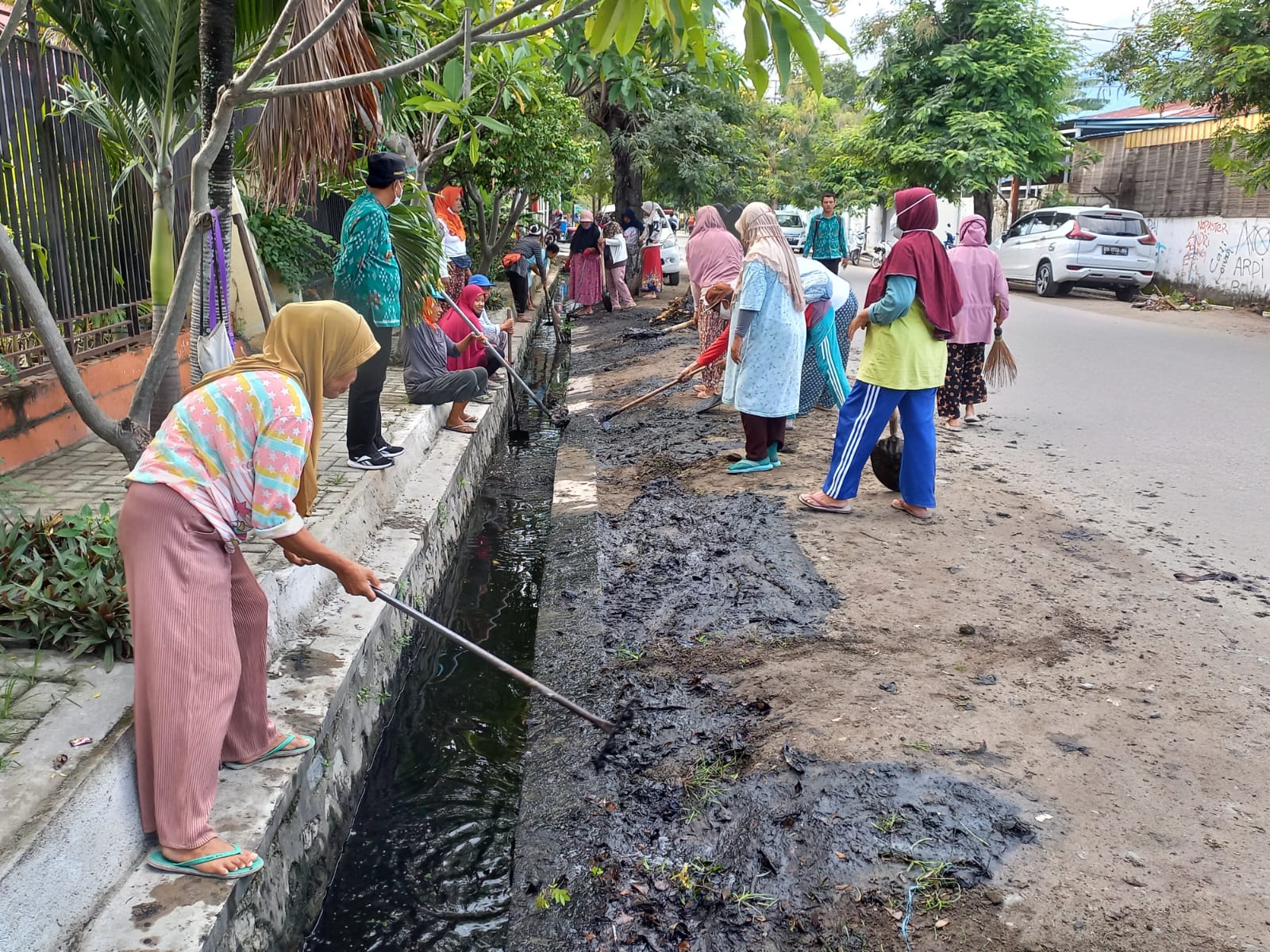 Padat Karya Lolu Selatan Gerak Cepat Atasi Drainase Mampet di Jl Dako