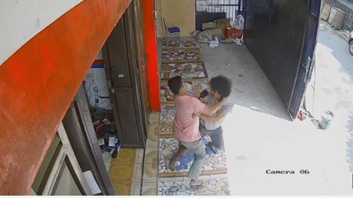 polisi-bergulat-dengan-kurir-narkoba.jpg