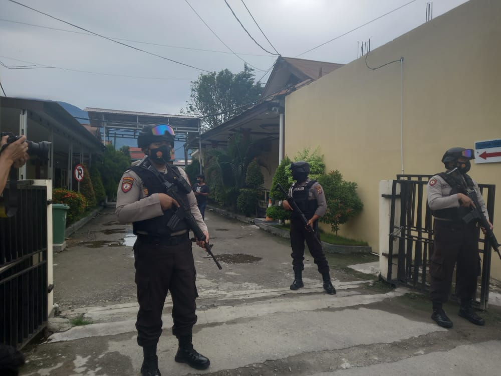 polisi-berjaga-di-rs-bhayangkara-palu-menunggu-kedatangan-korban-baku-tembak.jpg
