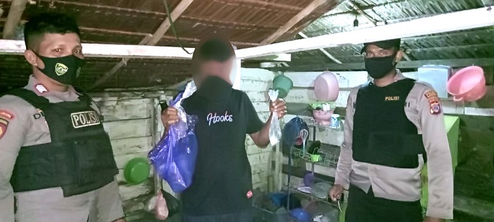 polisi-menggerebek-rumah-di-kecamatan-bunta.jpg
