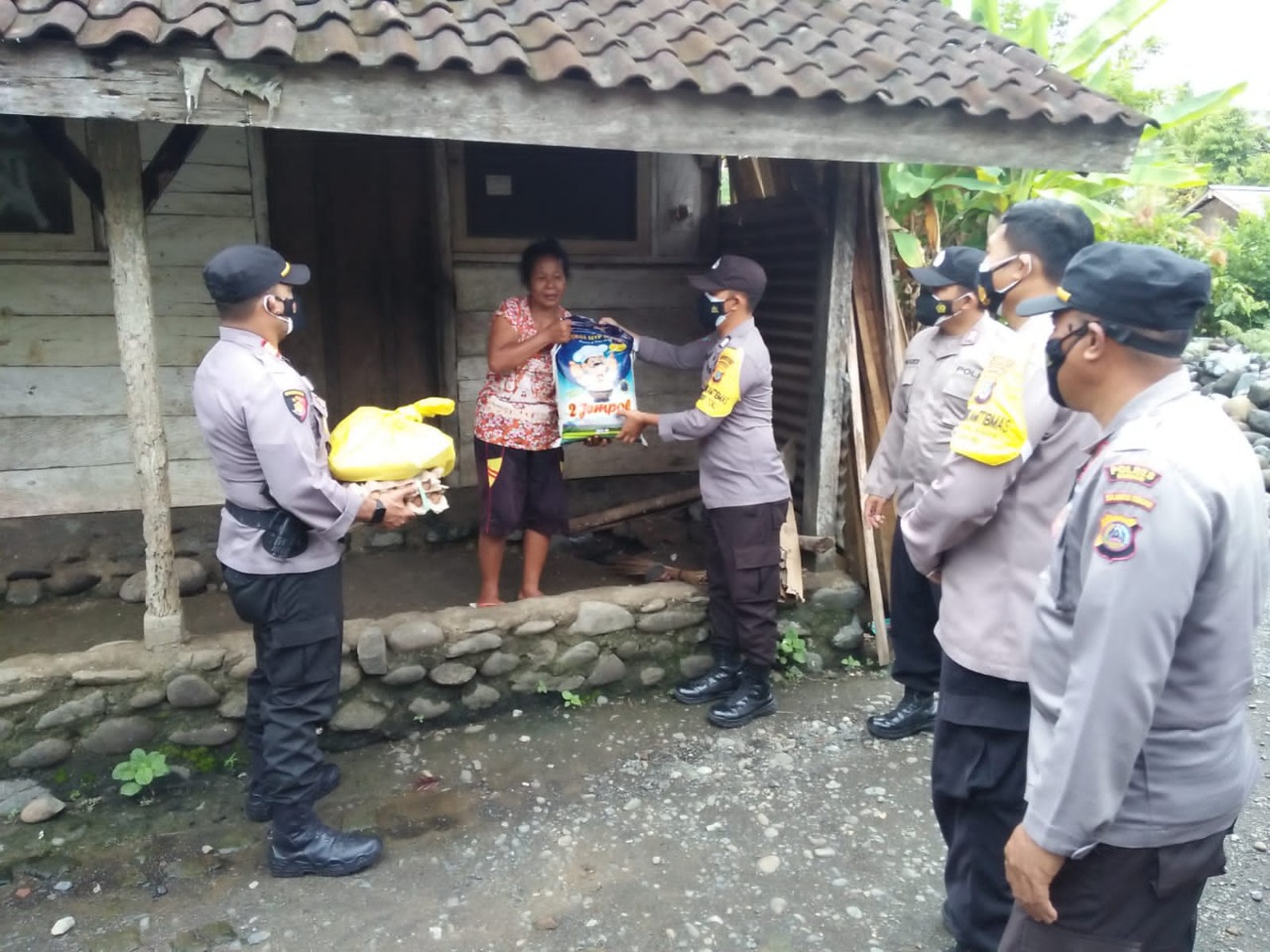 polisi-menyalurkan-bantuan-sembako-untuk-warga-terdampak-ppkm.jpg