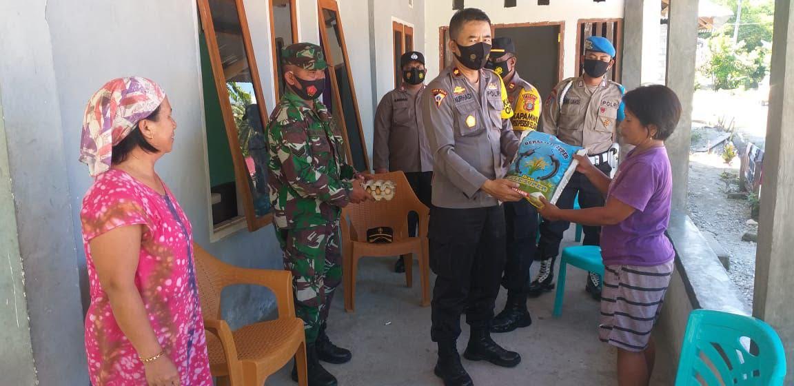 polres-poso-bagikan-sembako.jpg