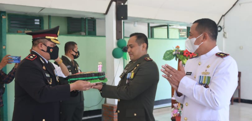 polres-tolitoli-memberikan-kejutan-di-hut-ke-76-tni-di-markas-kodim-1305bt.jpg