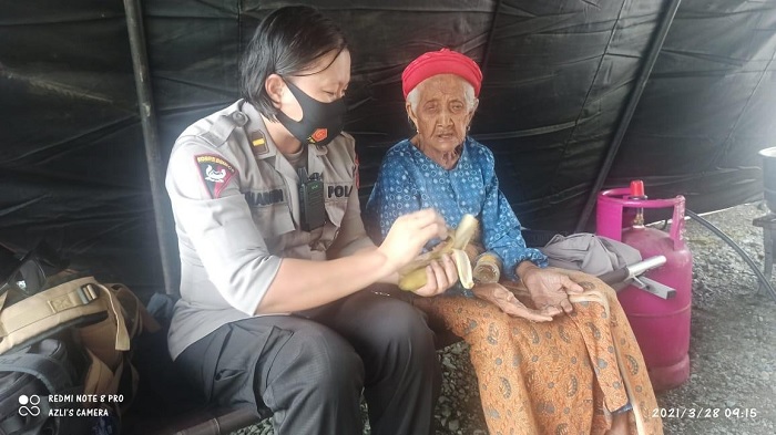 potret-kedekatan-brimob-polda-sulteng-dengan-korban-banjir-bandang-desa-beka-sigi.jpg