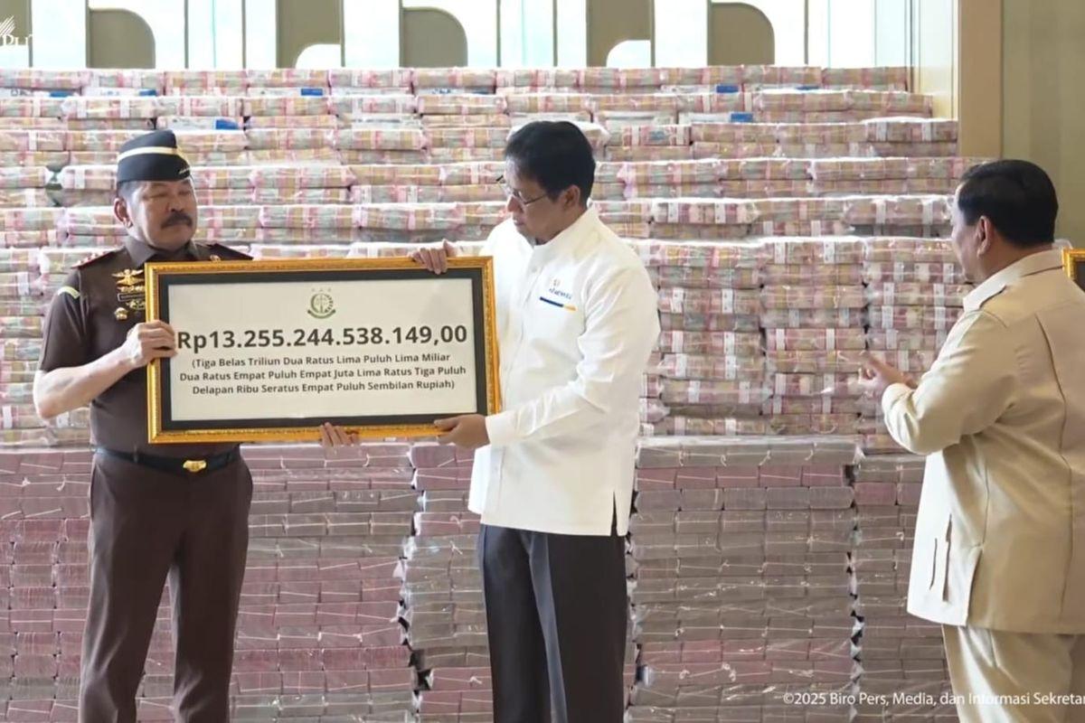 prabowo-terima-uang-sitaan-12.jpg