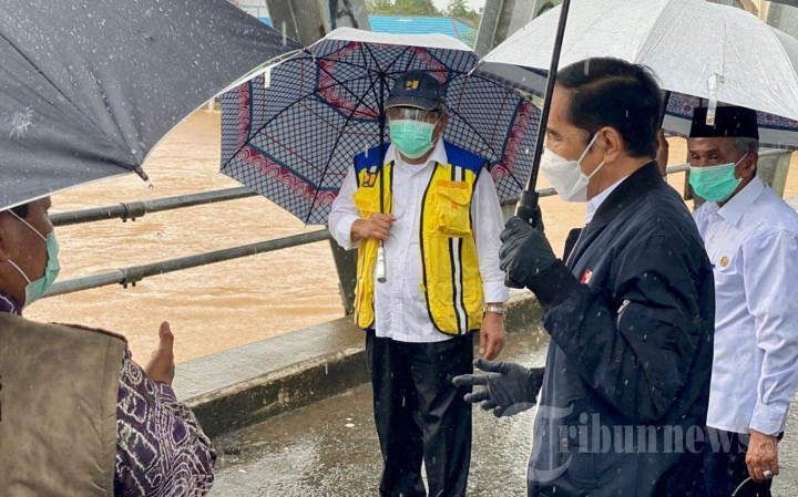 presiden-joko-widodo-meninjau-sungai-martapura-di-kalimantan-selatan.jpg