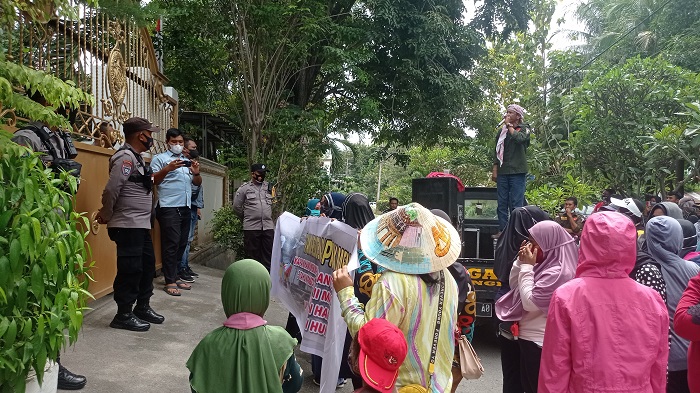 puluhanpenyintasbencana-menggelar-aksi-unjuk-rasa-di-depan-kd.jpg