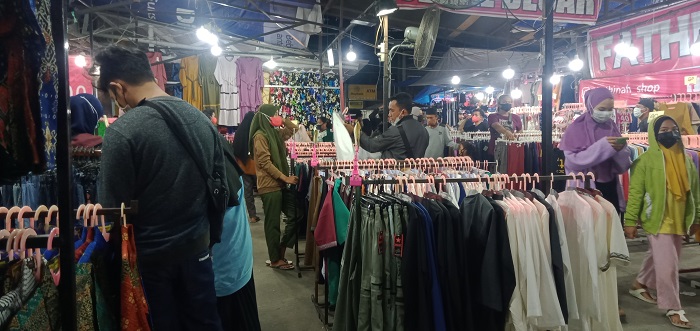 pusat-pembelanjaan-palu-plaza-ramai-pengunjung-menjelang-idulfitri-2021.jpg