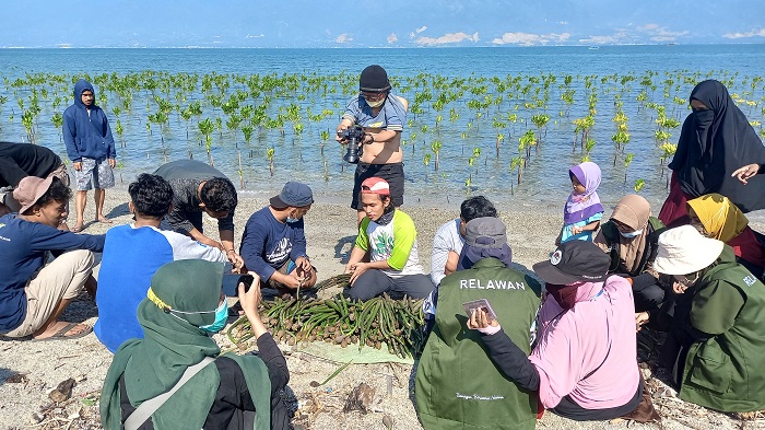 relawan-mangrovers-saat-menyiapkan-ratusan-tanaman-propagul.jpg
