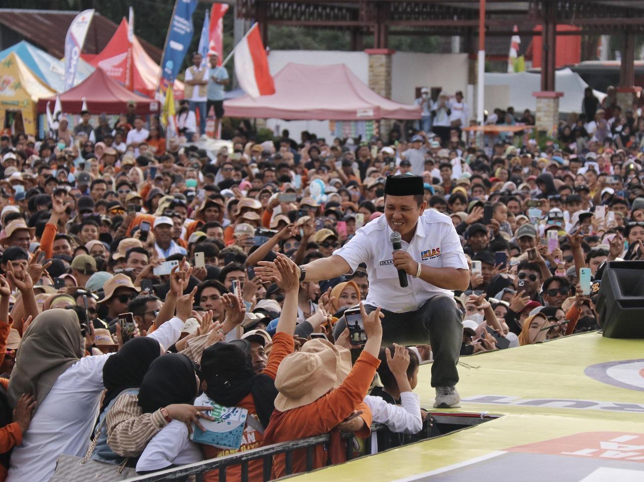 ribuan-masyarakat-kampanye-akbar-pesta-rakyat-IKLAS-Juara.jpg