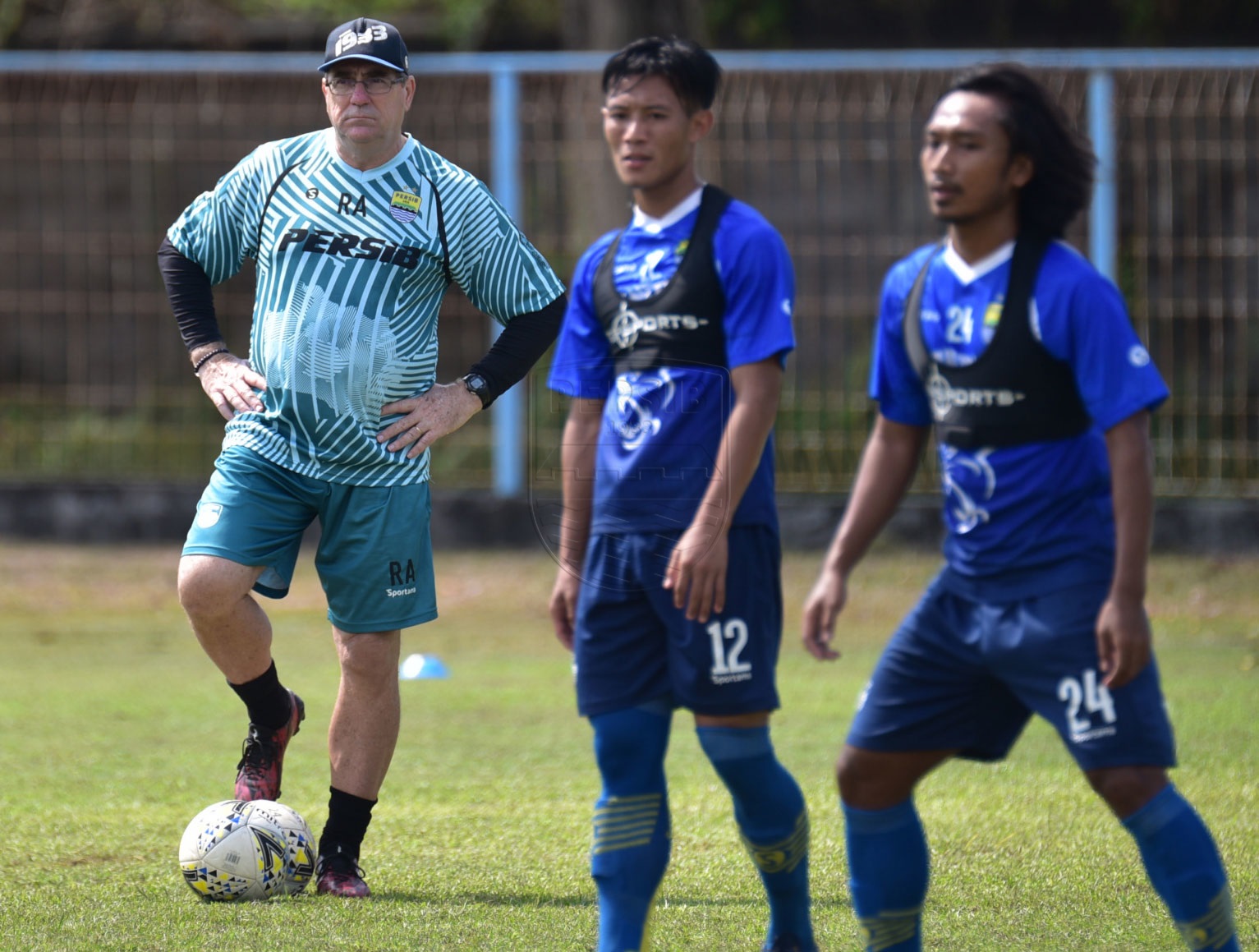 robert-alberts-saat-melatih-pemain-persib-bandung.jpg
