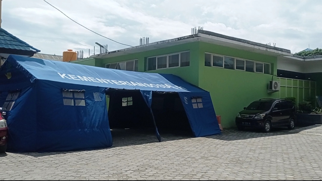 rsu-anutapura-palu-mendirikan-tenda-darurat.jpg