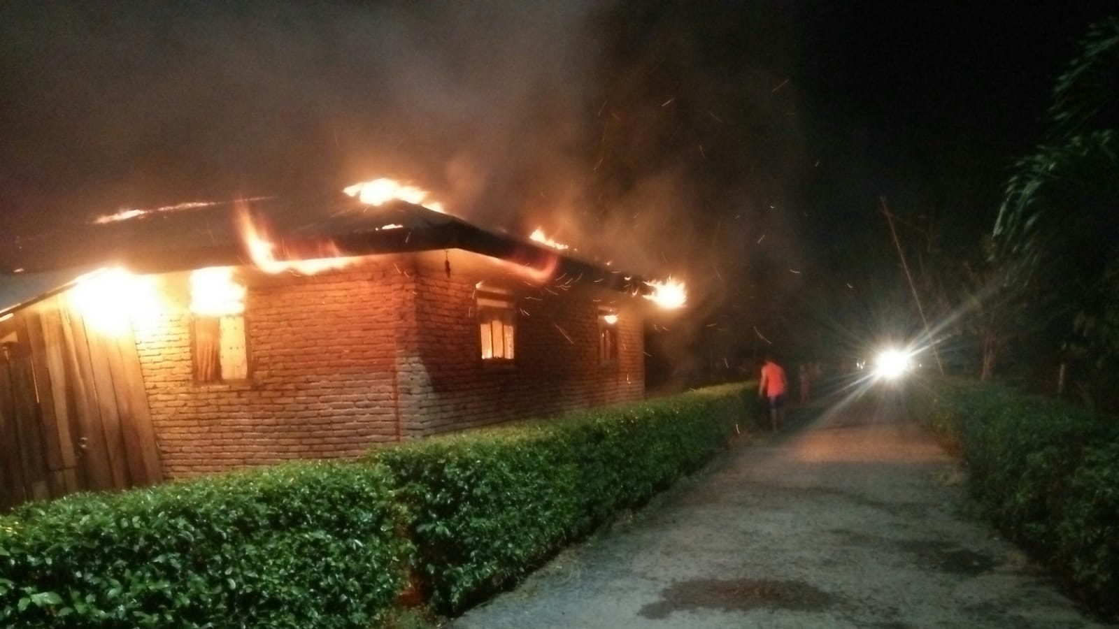 rumah-terbakar-di-kalukubula-mal-tarawih.jpg