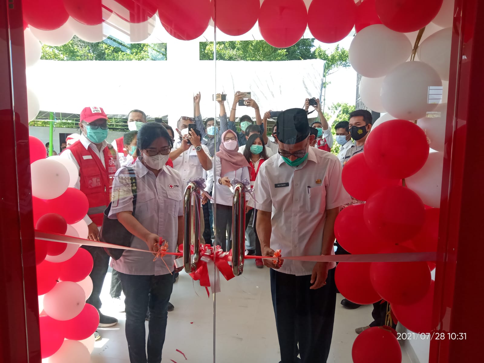 saat-sekretaris-kabupaten-sigi-muh-basir-kanan-saat-meresmikan-gedung-baru-pmi-sigi.jpg