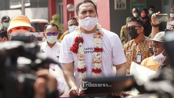 saipul-jamil-disambut-keluarga-dan-kerabat-keluar-dari-lp-kelas-i-cipinang-1.jpg