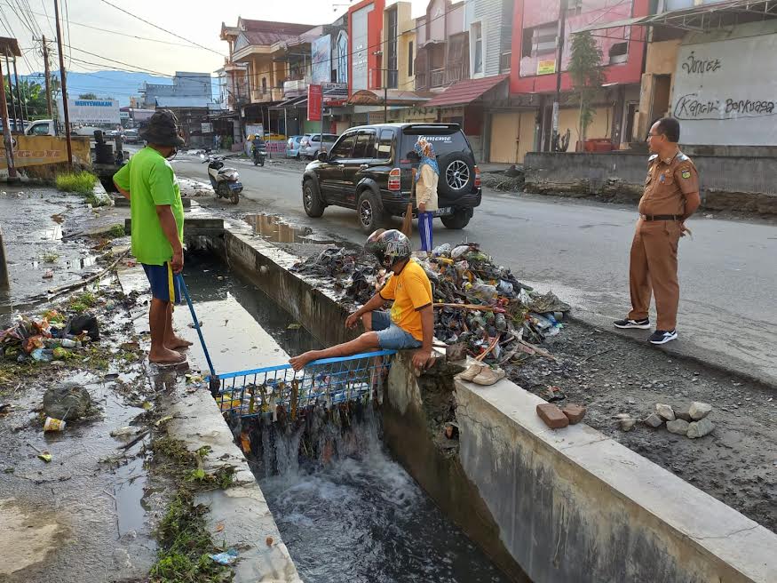 sampah-di-jl-tanjung-karang.jpg