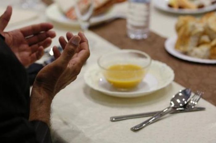 6 Jenis Makanan dan Minuman yang Tidak Cocok Dikonsumsi Saat Sahur, Semur Daging hingga Teh