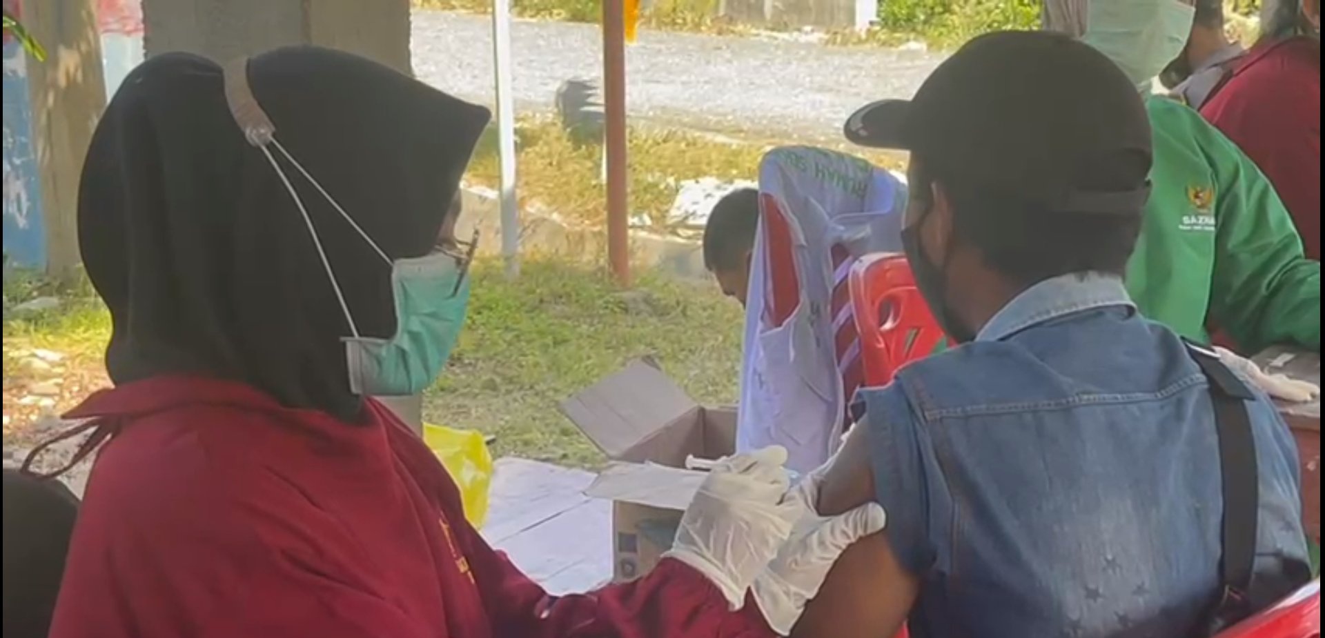 satbrimob-polda-sulteng-menggelar-bakti-sosial-berupa-vaksinasi-covid-19-dan-pengobatan-gratis.jpg